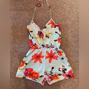 Super cute UK2LA romper with flower pattern and tie straps size M